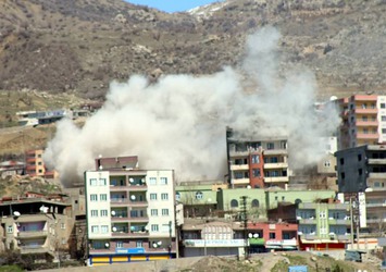 Yaralı polis hastanede şehit oldu