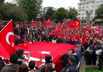 PKK'lılar teröre tepki için yürüyenlere saldırdı