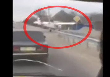 Rusya'da otoyola inen uçak görenleri hayrete düşürdü