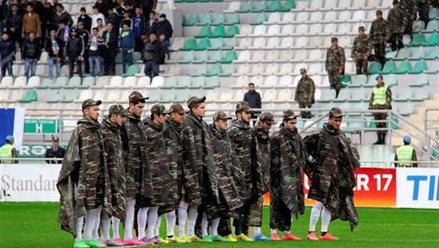 Saygı duruşuna kamuflaj ile çıktılar