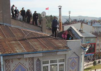 Karısı eve dönsün diye çatıya çıktı!