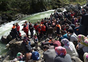 Köprüden ırmağa düşen kadının cesedi 1 km uzaklıkta bulundu