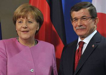 Merkel'den Erdoğan'a hakaret şiirine tepki