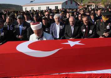 CHP Milletvekili Tüm'e şehit cenazesinde yumruk