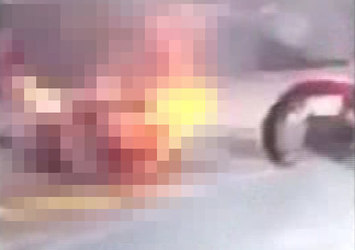Soyguncuyu linç edip böyle ateşe verdiler +18