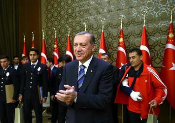 Cumhurbaşkanı Erdoğan ödül verdiği Gazi ile yakından ilgilendi