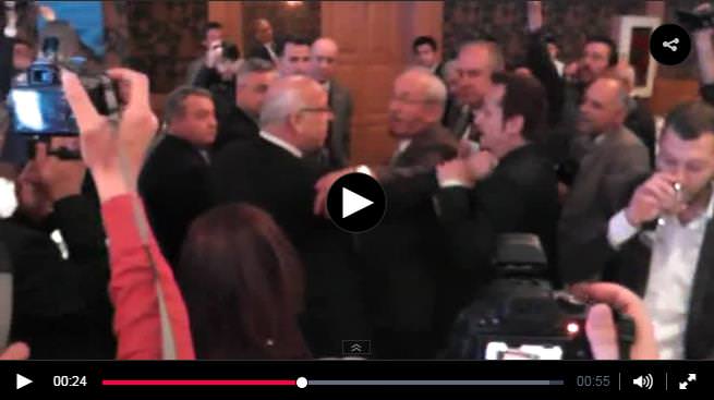 CHP'li belediye başkanı gazetecinin boğazını sıktı