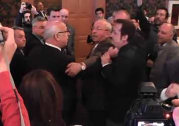 CHP'li belediye başkanı gazetecinin boğazını sıktı