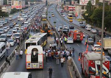 Metrobüsün çarptığı kişi hayatını kaybetti