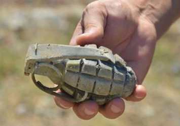 Topraktan el bombası ve kalaşnikof çıktı