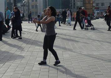 Taksim'de bıçaklı kadın paniği
