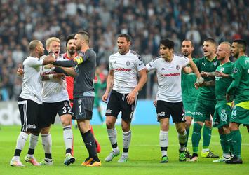 Vodafone Arena'da kartlar havada uçuştu!