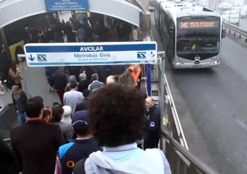 Avcılar metrobüs durağında hareketli dakikalar