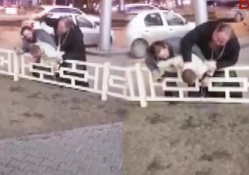 Rahip sokak ortasında haçı ile adam dövdü