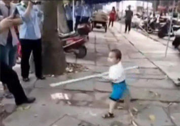 Küçük çocuk polise kafa tuttu