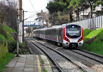 Bakan Yıldırım: İstanbul banliyö treni 2017 sonunda açılacak