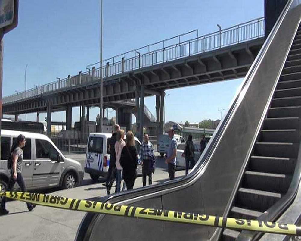 Metrobüs durağında bomba alarmı - 1