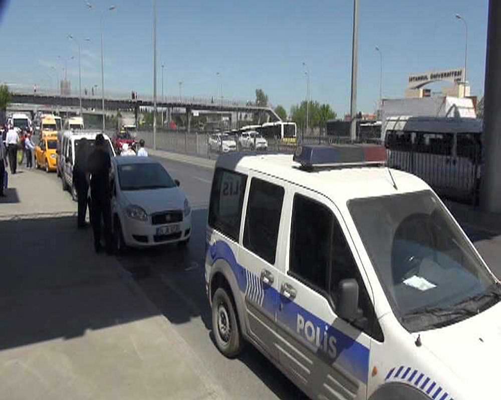 Metrobüs durağında bomba alarmı - 2