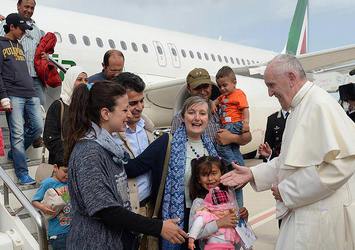 Papa Vatikan'a 12 Müslüman sığınmacıyla döndü