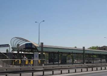 Metrobüs durağında bomba alarmı