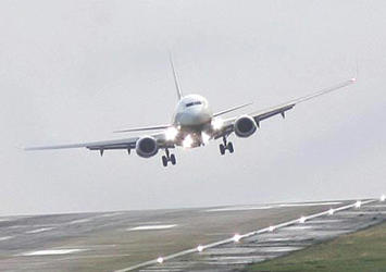 Dron, yolcu uçağına çarptı, 137 kişi ölümden döndü!
