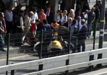 Mecidiyeköy metrobüs durağında feci kaza son anda önlendi