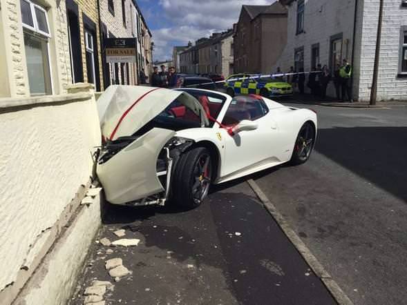 Ferrari kiralayan çift duvara tosladı! - 1