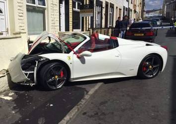 Ferrari kiralayan çift duvara tosladı!
