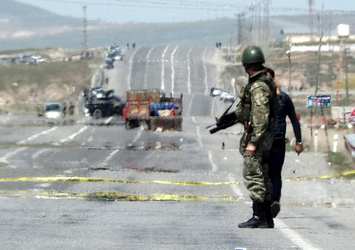 Van'da bomba yüklü kamyonet alarmı! Karayolu kapatıldı