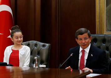 Davutoğlu, koltuğunu Reyhan Nur Ünlü'ye devretti