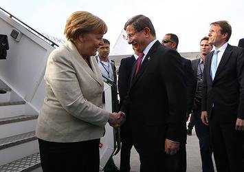 Başbakan Davutoğlu, Merkel'i karşıladı