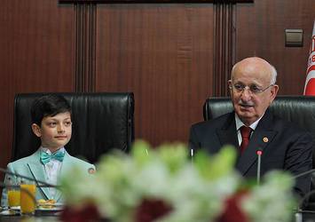 TBMM Başkanı Kahraman koltuğunu çocuklara devretti