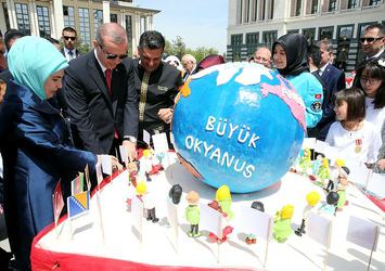 Erdoğan çocuklara Cumhurbaşkanlığı Külliyesi'ni gezdirdi