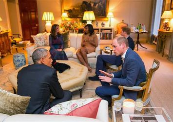 Obama'yı pijamayla karşıladı
