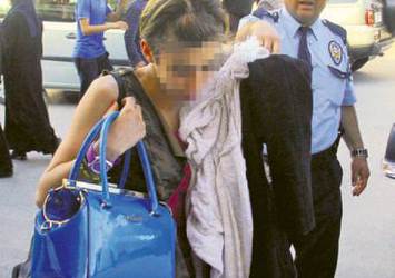 Genç kızı "Klipte oynarsın" diyerek kandırdılar!