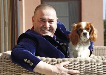Şafak Sezer'in eşi: Küçücük kızlarıma küfrettiler!