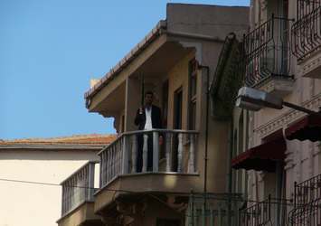 Çifte silahlı adam çıktığı balkondan para saçtı