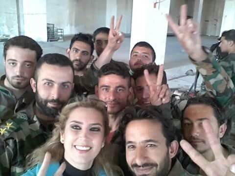 Katledilen muhaliflerin önünde selfie çekti! - 1