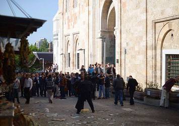 Kamufle olmak i̇çi̇n başörtüsü takmış