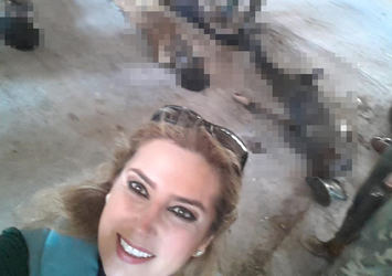Katledilen muhaliflerin önünde selfie çekti!