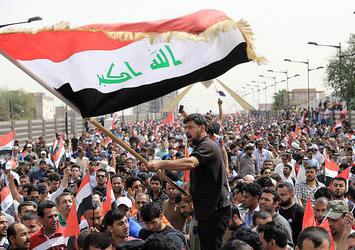 Irak'ta Şiiler parlamento binasını bastı