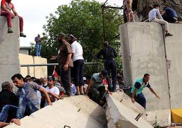Irak'ta Sadr yanlıları parlamentoyu işgal etti