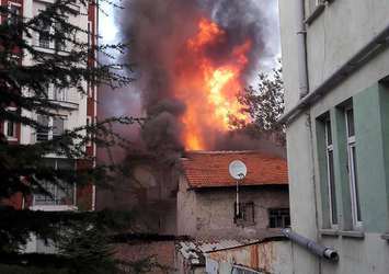 3 katlı binada patlama! Alevler bitişikteki binaya da sıçradı