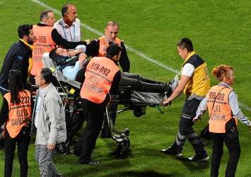 Hakeme saldıran taraftara futbolcudan tekme!