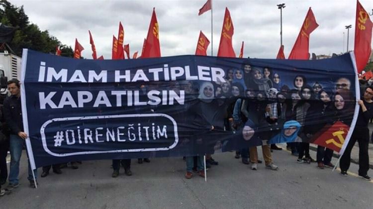 1 Mayıs yürüyüşünde iğrenç ötesi pankart
