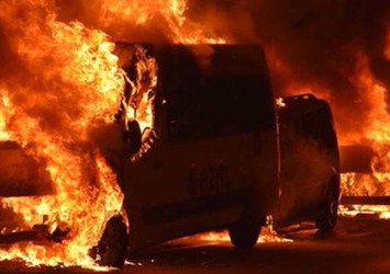 Terör örgütü yandaşları Kağıthane'de 7 araç kundakladı