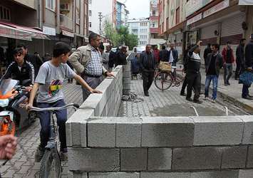 Belediyeye kızdı yola duvar ördü