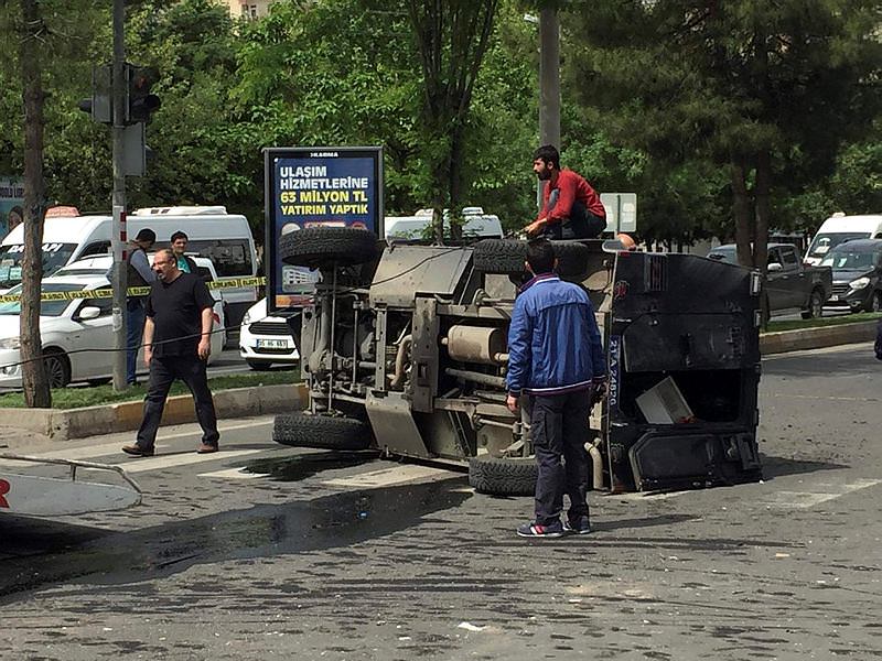 Diyarbakır'da zırhlı polis aracı takla attı: 4 yaralı