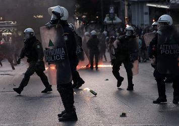 Yunanistan'da polis ve göstericiler çatıştı!