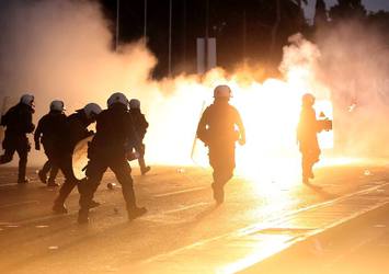 Yunanistan'da polis ve göstericiler çatıştı
